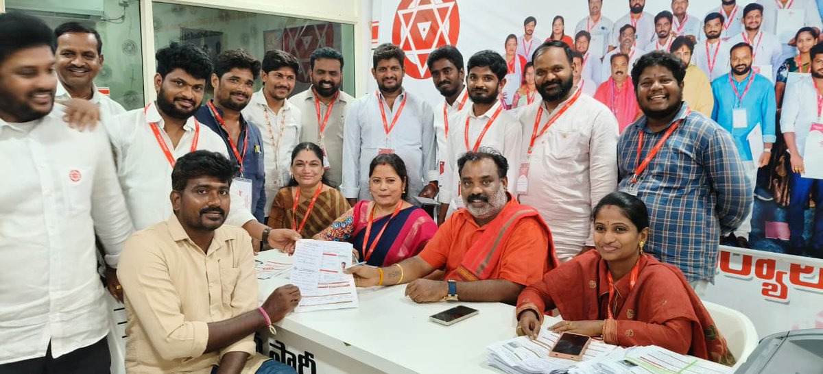 BattulaBalarama's tweet photo. *ఏలూరులో అప్లికేషన్లు పర్వం అత్యంత విజయవంతం...*

*ఈ సువర్ణ అవకాశాన్ని వినియోగించుకున్న ప్రతి ఒక్కరికి ధన్యవాదాలు ఎమ్మెల్యే "బత్తుల"*

*రేపటితో ముగియనున్న కార్యక్రమం...*

*
#JSPMembershipToLeadership #jspfornewagepoliticsa #battulabalaramakrishna  #janasena #EluruParlament https://t.co/5oLuUy1zDG
