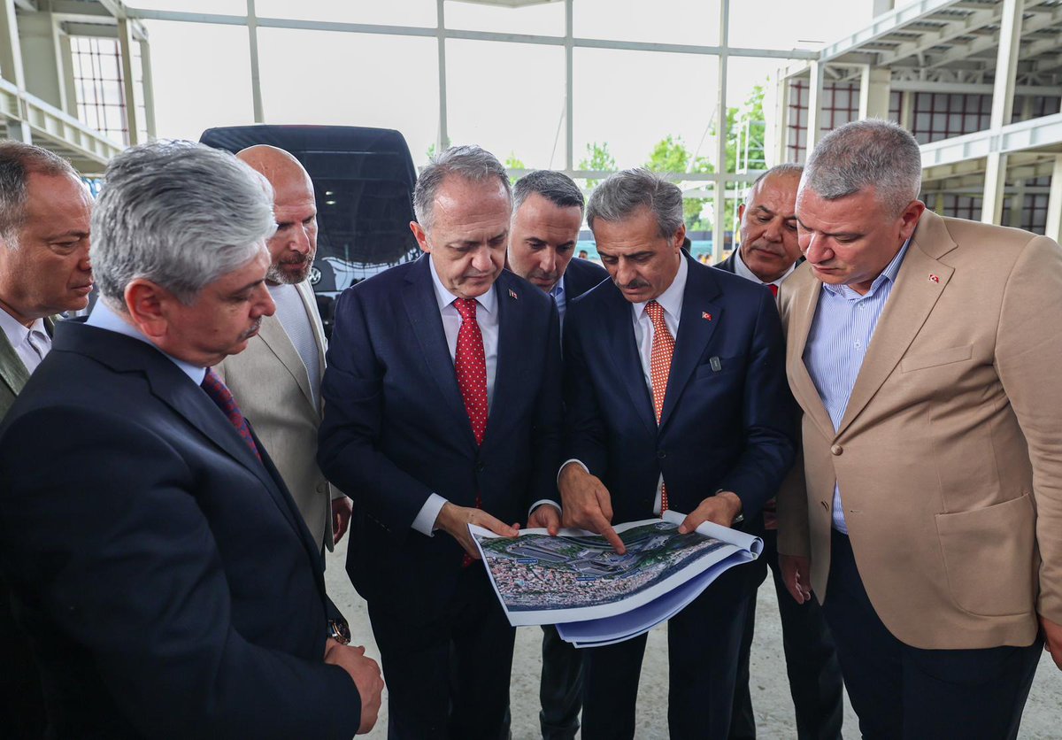 sbYusufAlemdar's tweet photo. Kültür ve Turizm Bakan Yardımcımız Sayın Gökhan Yazgı, Sakarya Valimiz Rahmi Doğan, Milletvekilimiz Murat Kaya, AK Parti Sakarya İl Başkanımız Yunus Tever, Serdivan Belediye Başkanımız Osman Çelik ve kıymetli misafirlerimizle birlikte Recep Tayyip Erdoğan Kampüsü bünyesinde yapımına devam ettiğimiz Şehir Kütüphanesi ve Bilim Merkezi’mizde yürüttümüz çalışmaları yerinde inceleyip son durum hakkında bilgileri paylaştık.

İnşasına devam ettiğimiz bu kampüs tamamlandığında şehrimize; Bilim Merkezi, Şehir Kütüphanesi, Belediye Hizmet Binası ve Şehir Müzesi’ni içerisinde barındıran 70 dönüm üzerinde bir bilim-kültür ve idari yönetim adası kazandırmış olacağız.

#BuŞehirHepimizin
