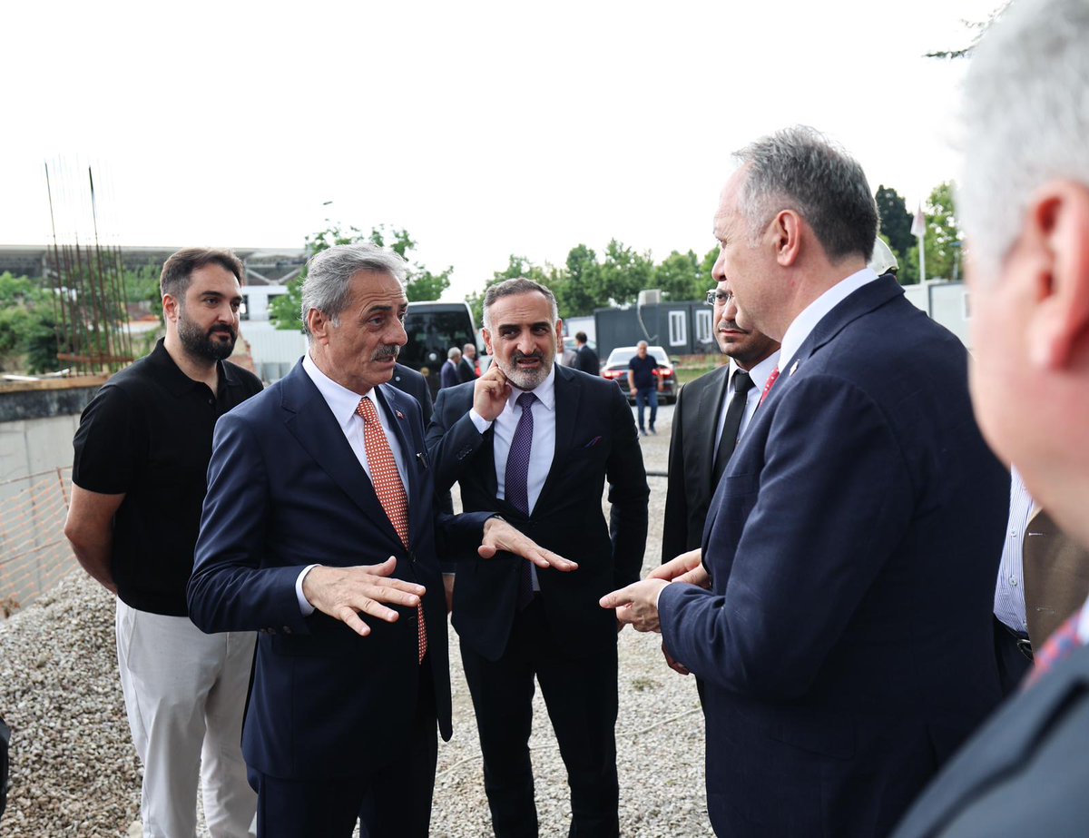 sbYusufAlemdar's tweet photo. Kültür ve Turizm Bakan Yardımcımız Sayın Gökhan Yazgı, Sakarya Valimiz Rahmi Doğan, Milletvekilimiz Murat Kaya, AK Parti Sakarya İl Başkanımız Yunus Tever, Serdivan Belediye Başkanımız Osman Çelik ve kıymetli misafirlerimizle birlikte Recep Tayyip Erdoğan Kampüsü bünyesinde yapımına devam ettiğimiz Şehir Kütüphanesi ve Bilim Merkezi’mizde yürüttümüz çalışmaları yerinde inceleyip son durum hakkında bilgileri paylaştık.

İnşasına devam ettiğimiz bu kampüs tamamlandığında şehrimize; Bilim Merkezi, Şehir Kütüphanesi, Belediye Hizmet Binası ve Şehir Müzesi’ni içerisinde barındıran 70 dönüm üzerinde bir bilim-kültür ve idari yönetim adası kazandırmış olacağız.

#BuŞehirHepimizin