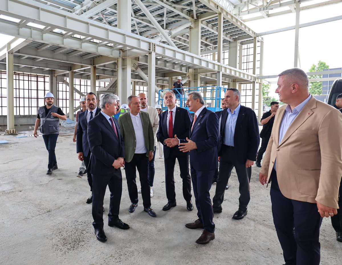 sbYusufAlemdar's tweet photo. Kültür ve Turizm Bakan Yardımcımız Sayın Gökhan Yazgı, Sakarya Valimiz Rahmi Doğan, Milletvekilimiz Murat Kaya, AK Parti Sakarya İl Başkanımız Yunus Tever, Serdivan Belediye Başkanımız Osman Çelik ve kıymetli misafirlerimizle birlikte Recep Tayyip Erdoğan Kampüsü bünyesinde yapımına devam ettiğimiz Şehir Kütüphanesi ve Bilim Merkezi’mizde yürüttümüz çalışmaları yerinde inceleyip son durum hakkında bilgileri paylaştık.

İnşasına devam ettiğimiz bu kampüs tamamlandığında şehrimize; Bilim Merkezi, Şehir Kütüphanesi, Belediye Hizmet Binası ve Şehir Müzesi’ni içerisinde barındıran 70 dönüm üzerinde bir bilim-kültür ve idari yönetim adası kazandırmış olacağız.

#BuŞehirHepimizin