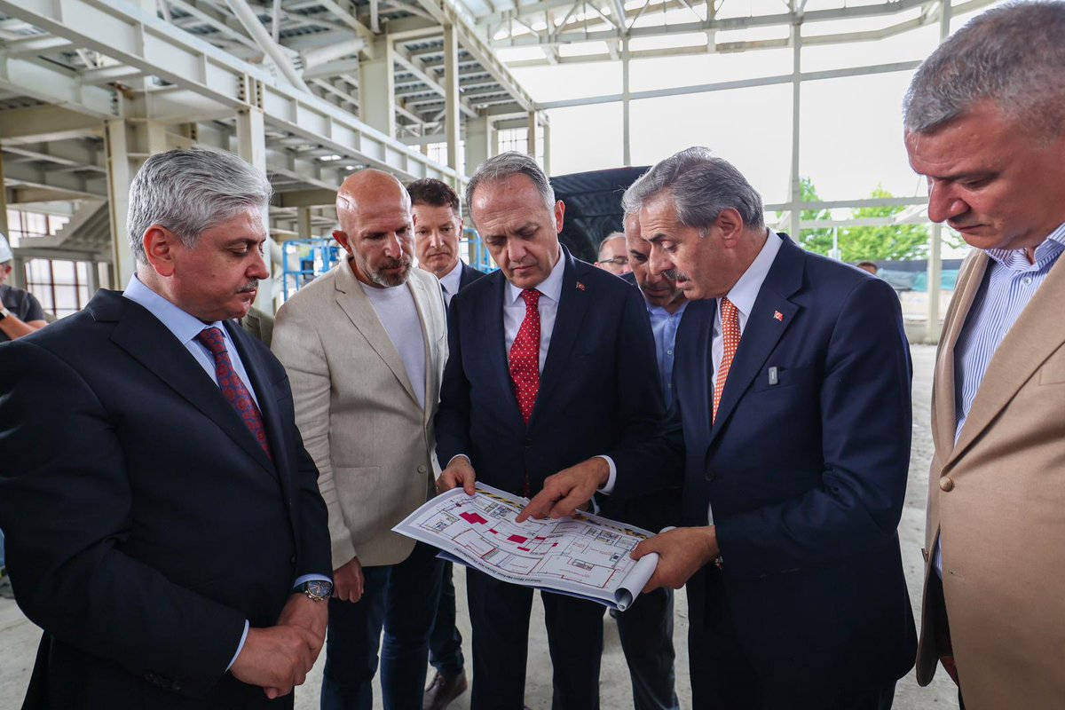 sbYusufAlemdar's tweet photo. Kültür ve Turizm Bakan Yardımcımız Sayın Gökhan Yazgı, Sakarya Valimiz Rahmi Doğan, Milletvekilimiz Murat Kaya, AK Parti Sakarya İl Başkanımız Yunus Tever, Serdivan Belediye Başkanımız Osman Çelik ve kıymetli misafirlerimizle birlikte Recep Tayyip Erdoğan Kampüsü bünyesinde yapımına devam ettiğimiz Şehir Kütüphanesi ve Bilim Merkezi’mizde yürüttümüz çalışmaları yerinde inceleyip son durum hakkında bilgileri paylaştık.

İnşasına devam ettiğimiz bu kampüs tamamlandığında şehrimize; Bilim Merkezi, Şehir Kütüphanesi, Belediye Hizmet Binası ve Şehir Müzesi’ni içerisinde barındıran 70 dönüm üzerinde bir bilim-kültür ve idari yönetim adası kazandırmış olacağız.

#BuŞehirHepimizin