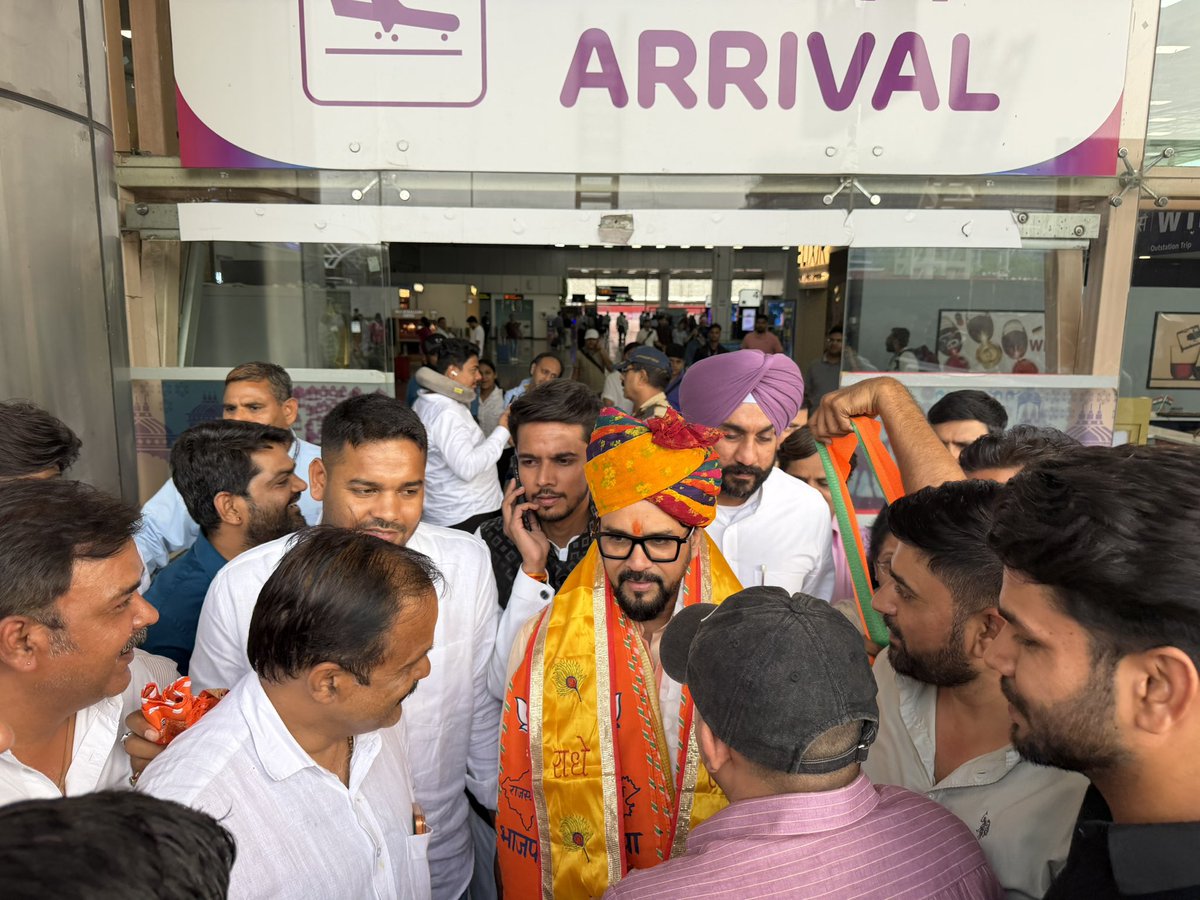 Anurag_Office's tweet photo. जयपुर (राजस्थान) एयरपोर्ट पर श्री अनुराग सिंह ठाकुर का अभिनंदन… https://t.co/wmOvaT5sXk