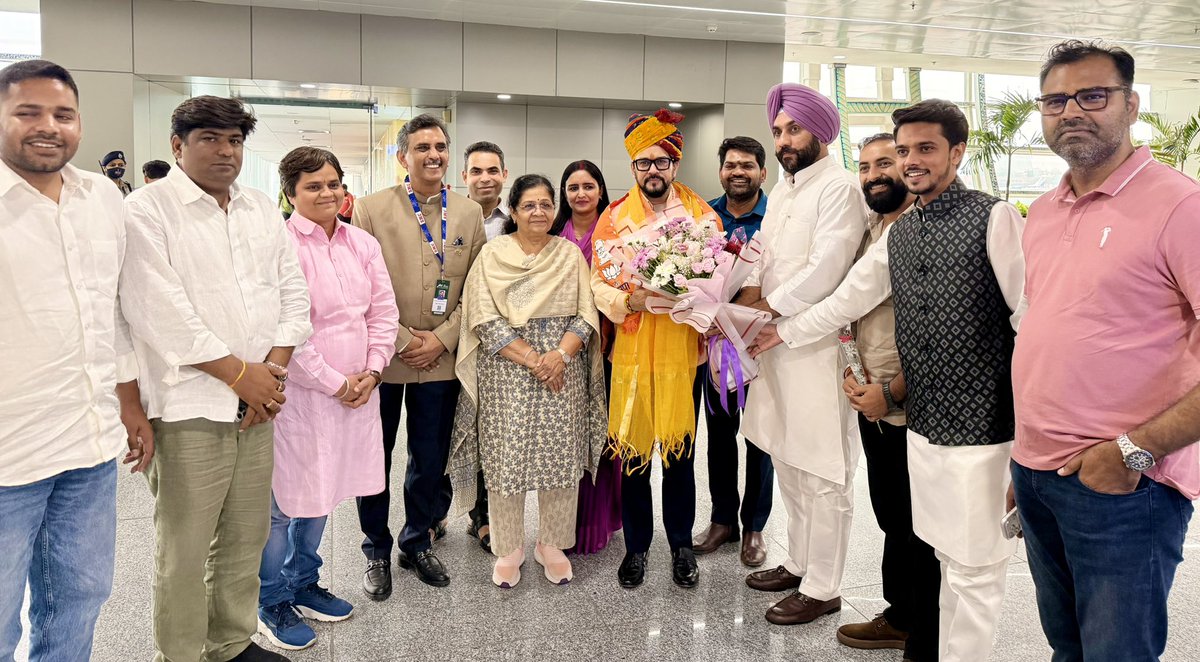 Anurag_Office's tweet photo. जयपुर (राजस्थान) एयरपोर्ट पर श्री अनुराग सिंह ठाकुर का अभिनंदन… https://t.co/wmOvaT5sXk