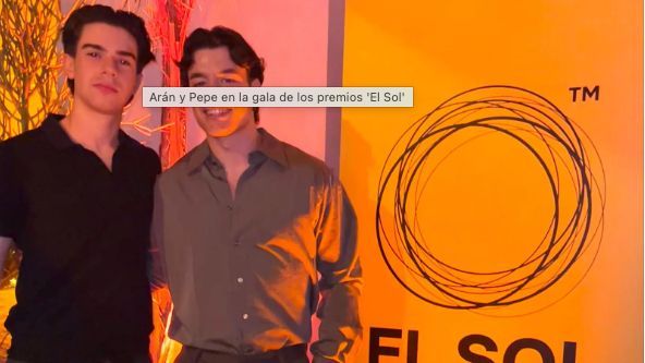 ComuniFac's tweet photo. 👏 ¡Enhorabuena a nuestros estudiantes Arán Fernández y Pepe Criado, de 2º de Publicidad y RR. PP.! Han hecho historia al convertirse en los primeros estudiantes de la @InfoUMA nominados a los Premios El Sol. ¡Orgullo #ComuniFac! 💙

Fuente: Málaga Hoy. https://t.co/jaGEFBNAfZ https://t.co/5C1LQ1qdi6