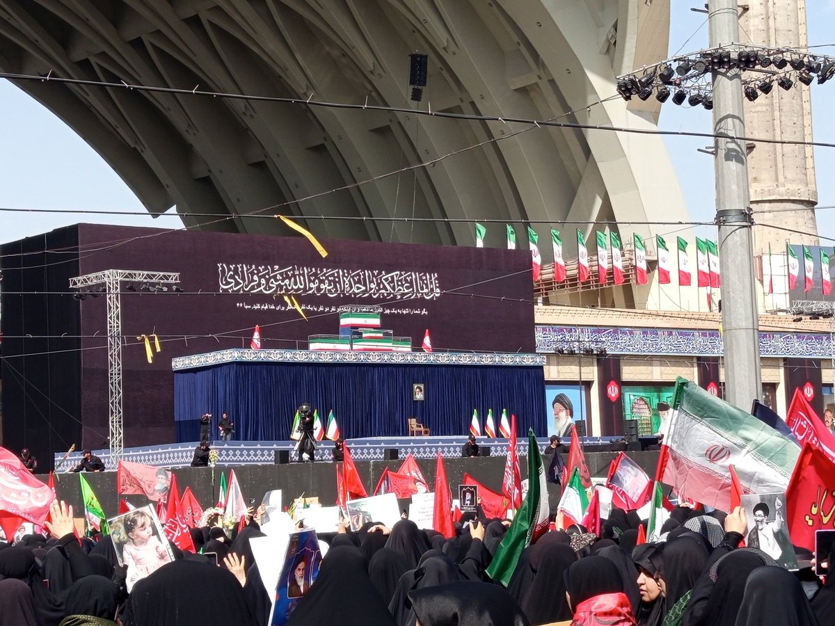 gizBaBa4145's tweet photo. مدام سخن از وداع است
آخر مگر آدمی می‌تواند با جان خویش وداع کند؟
#باید_برخاست
#بدرقه_یار https://t.co/Pk3xBLPxAz
