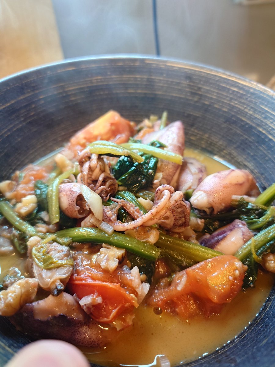 marutenman's tweet photo. メインはこっちや。
絵面が酷いw
でも煮込み料理だからこんなもんなんだよなw 兵庫県産ヒイカのインズィミーノ https://t.co/C8b9fRXL6K