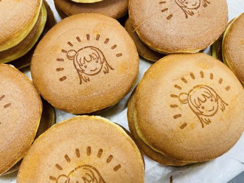 shougetsuNumazu's tweet photo. LIVEお疲れ様
善子ちゃんの誕生日を記念してチョコパウンド（ﾄﾞﾗｲ🍓入）とヨハネどら（🍓あん）を作りました
今年も🔮幻日のヨハネどら（ﾁｮｺあん）が入ります
9日より順次配送予定
13日には一緒にお祝いしましょう‼︎ 
明日21時より
https://t.co/QenJabUGquにて販売します
※1人1点限りで🙇‍♀️ https://t.co/b6ObfPg1j0