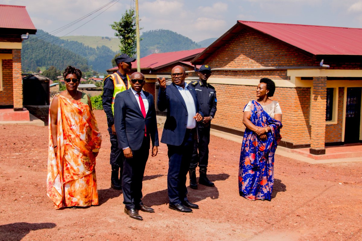 NyabihuDistrict's tweet photo. Minisitiri w'Intebe w'u Rwanda,Dr. Justin NSENGIYUMVA,arikumwe n'abandi banyacyubahiro batandukanye,yifatanyije n'abaturage ba #Nyabihu mu kwizihiza Umunsi wo Kwibohora 32.Ibirori byabimburiwe no gutaha inzu 30 zubakiwe abatishoboye ku bufatanye bw'Ingabo,Polisi n'abaturage. https://t.co/c5OP8VLuoR