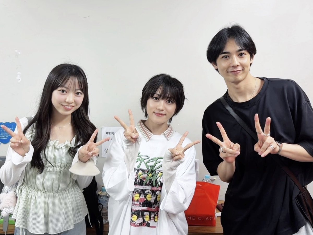ruikururu's tweet photo. 朗読劇「同姓同名」  本日も
ありがとうございました 🎀🍟🔧

明日は千秋楽。変わらず頑張ります。

そして今日は久しぶりの再会！
えっちゃんとやすくんが
公演を見に来てくださいました！ᐕ)ﾉ

お嫁さんと、笑えないジョークさんです。
#同姓同名 #朗読劇 #明日は配信もあるよ https://t.co/Tu5pvyTr9i