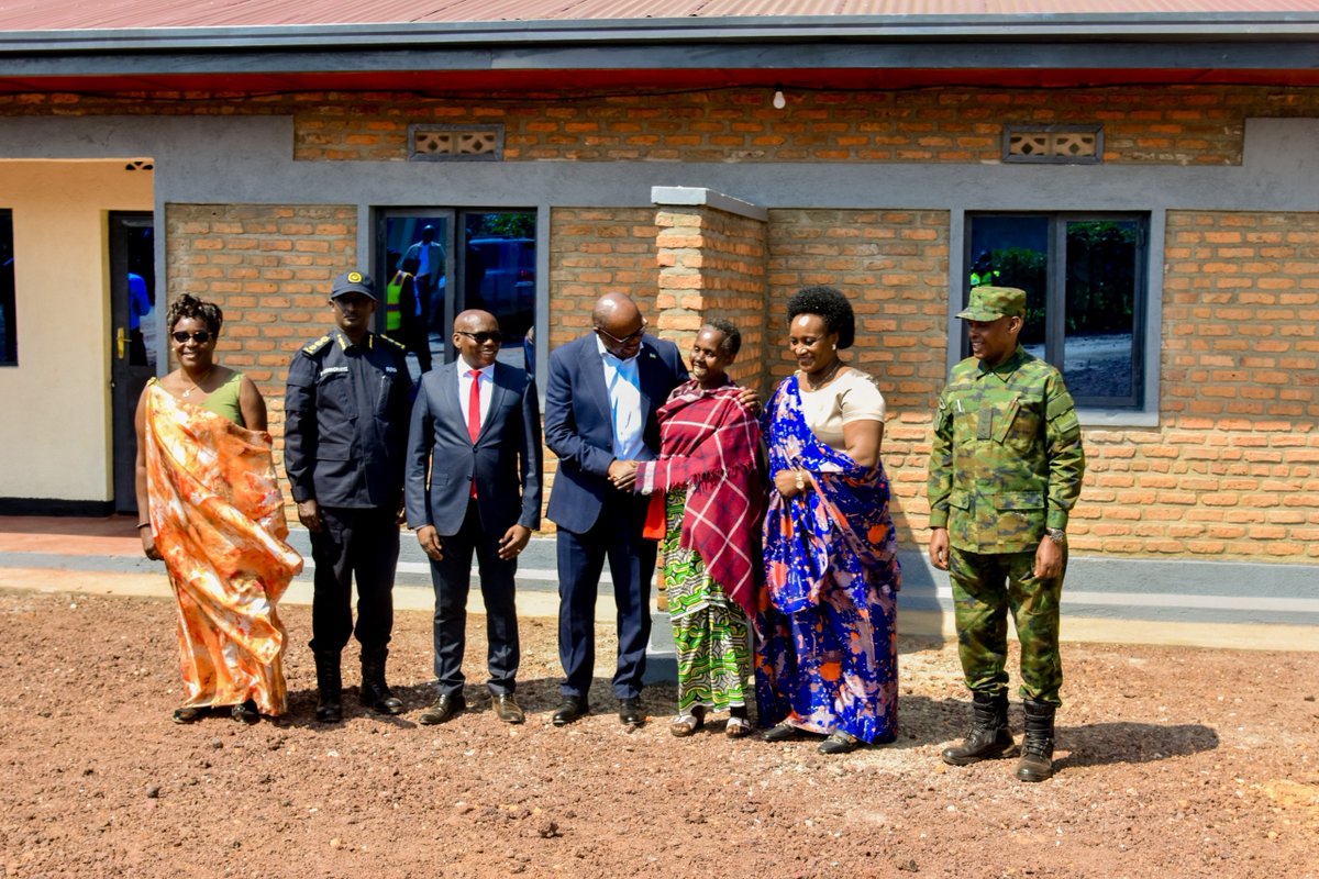 NyabihuDistrict's tweet photo. Minisitiri w'Intebe w'u Rwanda,Dr. Justin NSENGIYUMVA,arikumwe n'abandi banyacyubahiro batandukanye,yifatanyije n'abaturage ba #Nyabihu mu kwizihiza Umunsi wo Kwibohora 32.Ibirori byabimburiwe no gutaha inzu 30 zubakiwe abatishoboye ku bufatanye bw'Ingabo,Polisi n'abaturage. https://t.co/c5OP8VLuoR