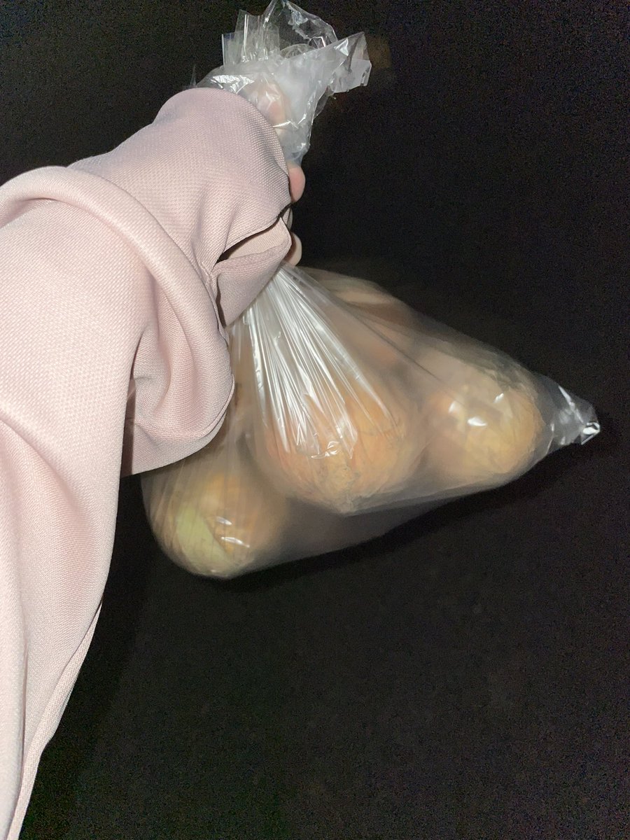 O7mns's tweet photo. いろいろ出掛けたあとスーパーで玉ねぎが安くてこのまま歩いて持ち帰っています❗️ https://t.co/qaSRhjMRau