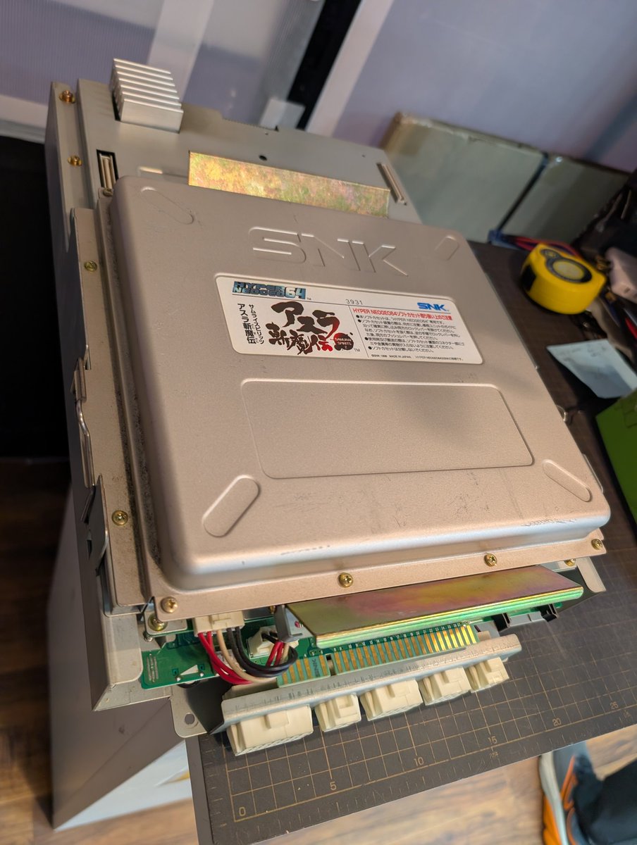 ネオジオMVSアーケード基板KOF餓狼サムライ 店頭にてSNKのアーケード基板「ハイパーネオジオ64」のマザーボードと