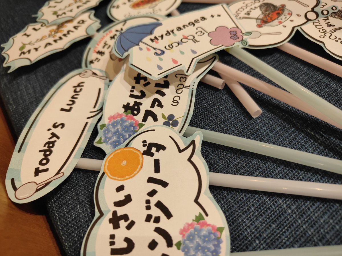 NgoSosia's tweet photo. SOSIAメンバーが素敵なフォトプロップのイラストを描いてくれたので、店内で使えるよう工作しました。

明日は雨模様のようですが、そんな日に映える #あじさいスイーツ とともに、お待ちしております☔✨ https://t.co/QxbErOJNiy