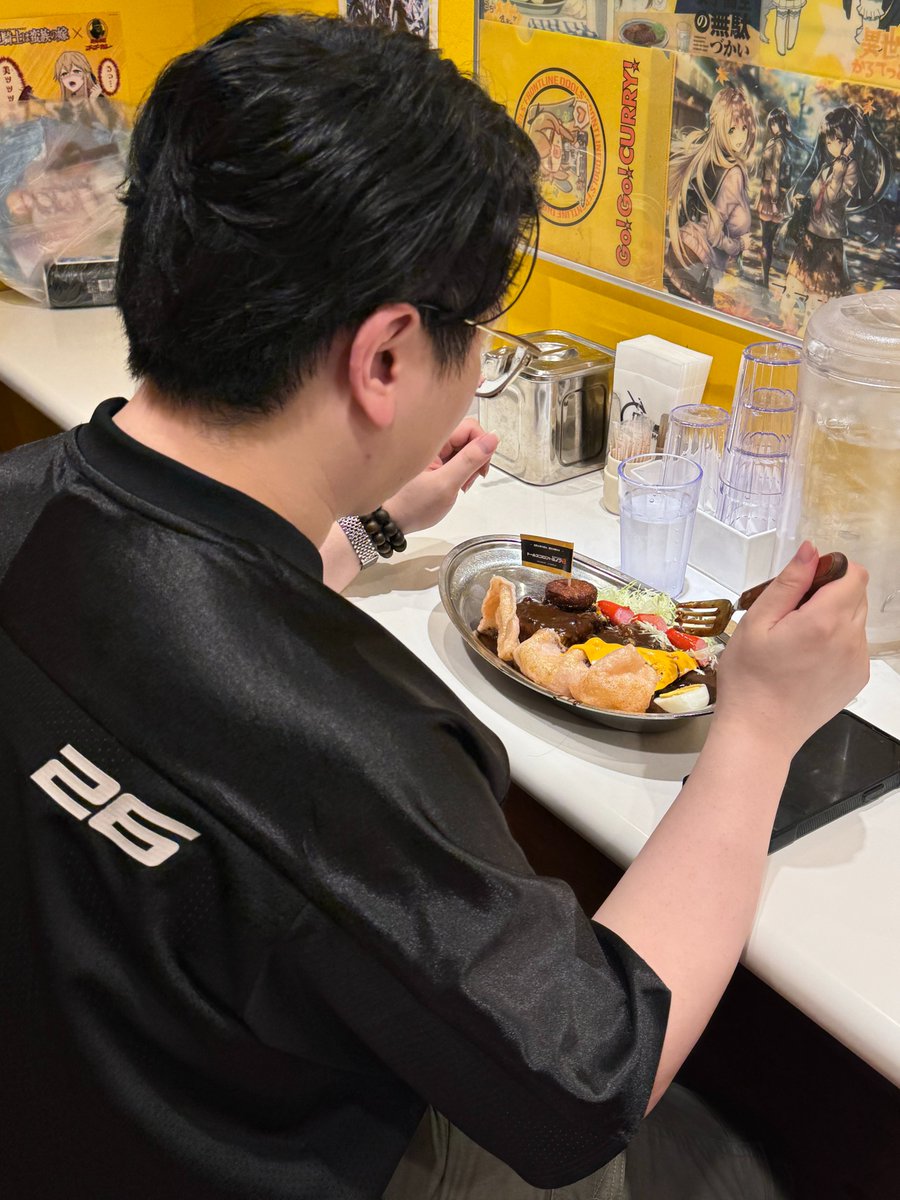 df2_elmo's tweet photo. えるもんもゴーゴーカレーでエルモGOカレーを食べるっ！( *¯ч¯*)੭𐃆 ˒˒ﾓｸﾞﾓｸﾞ
あれ、イベントで見かけた人がいるぞいっ！？

#ドルフロ2サマーフロント
#ドルフロ2 https://t.co/eA7niYGbLN