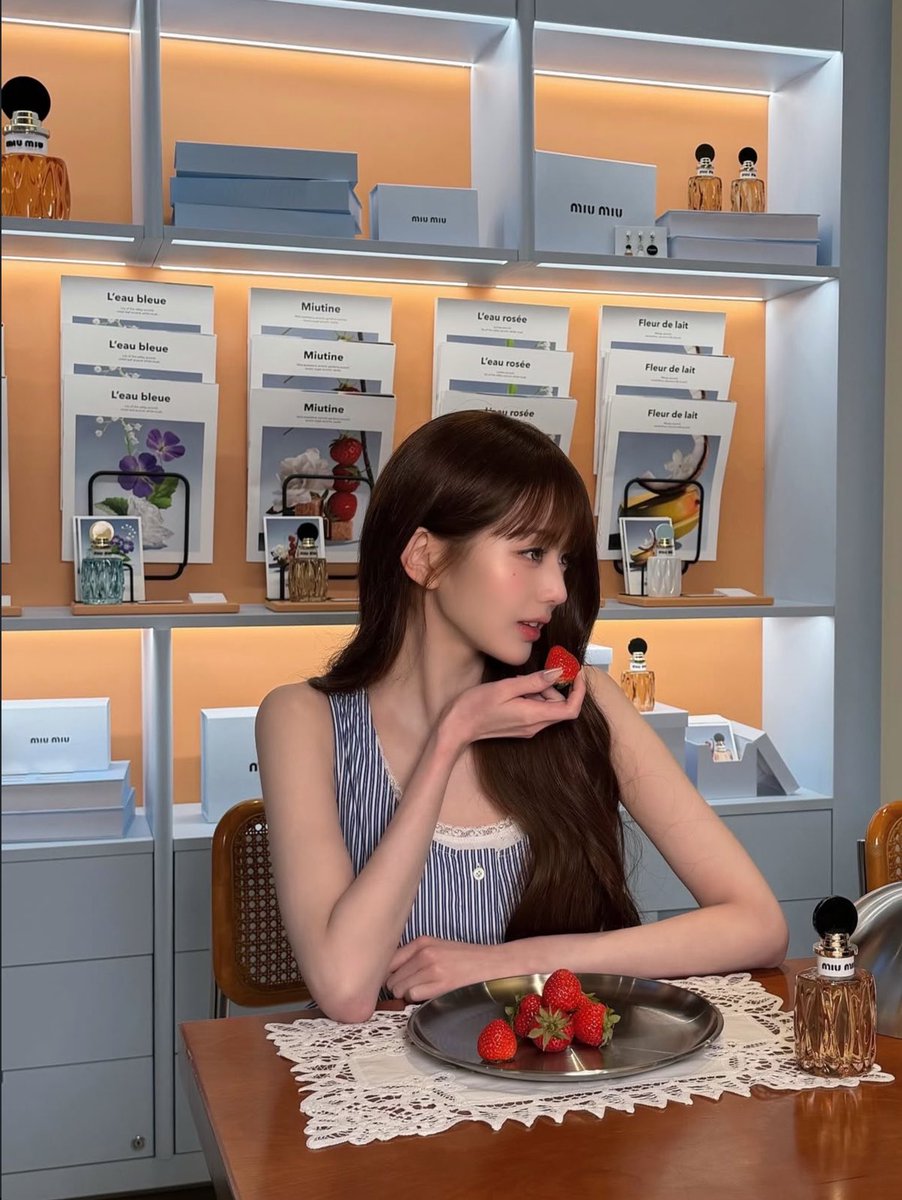 Yo8HoZY's tweet photo. Her side profile♥️
#wonyoung #장원영 https://t.co/CNml9ip51b