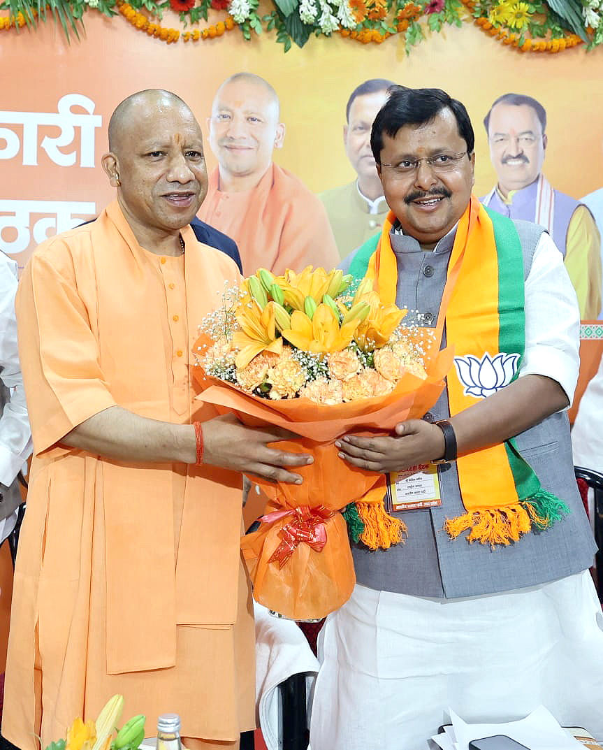 myogiadityanath's tweet photo. भाजपा प्रदेश मुख्यालय, लखनऊ में आज @BJP4India के मा. राष्ट्रीय अध्यक्ष श्री @NitinNabin जी की अध्यक्षता तथा मा. राष्ट्रीय महामंत्री (संगठन) श्री @blsanthosh जी की गरिमामयी उपस्थिति में आयोजित प्रदेश पदाधिकारियों एवं जिलाध्यक्षों की बैठक में सम्मिलित हुआ।

इस अवसर पर @BJP4UP के मा. प्रदेश अध्यक्ष श्री पंकज चौधरी जी, मा. उपमुख्यमंत्री द्वय श्री केशव प्रसाद मौर्य जी व श्री ब्रजेश पाठक जी, मा. प्रदेश महामंत्री (संगठन) श्री धर्मपाल सिंह जी एवं प्रदेश पदाधिकारियों तथा जिला अध्यक्षों की भी उपस्थिति रही।

@mppchaudhary
@kpmaurya1
@brajeshpathakup
@idharampalsingh