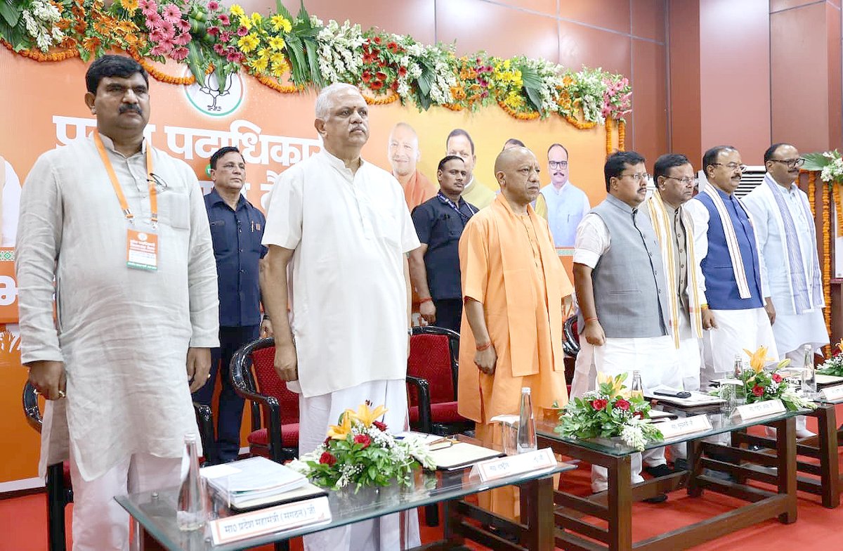 myogiadityanath's tweet photo. भाजपा प्रदेश मुख्यालय, लखनऊ में आज @BJP4India के मा. राष्ट्रीय अध्यक्ष श्री @NitinNabin जी की अध्यक्षता तथा मा. राष्ट्रीय महामंत्री (संगठन) श्री @blsanthosh जी की गरिमामयी उपस्थिति में आयोजित प्रदेश पदाधिकारियों एवं जिलाध्यक्षों की बैठक में सम्मिलित हुआ।

इस अवसर पर @BJP4UP के मा. प्रदेश अध्यक्ष श्री पंकज चौधरी जी, मा. उपमुख्यमंत्री द्वय श्री केशव प्रसाद मौर्य जी व श्री ब्रजेश पाठक जी, मा. प्रदेश महामंत्री (संगठन) श्री धर्मपाल सिंह जी एवं प्रदेश पदाधिकारियों तथा जिला अध्यक्षों की भी उपस्थिति रही।

@mppchaudhary
@kpmaurya1
@brajeshpathakup
@idharampalsingh
