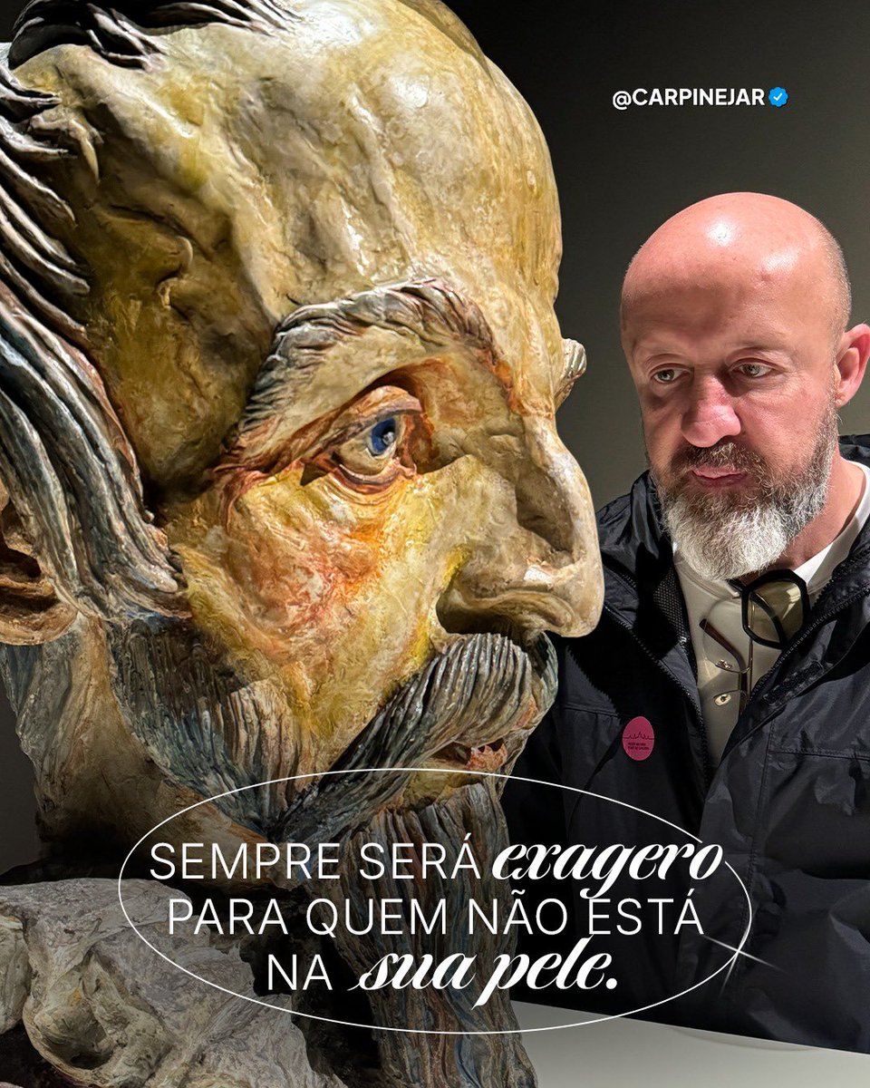 CARPINEJAR's tweet photo. Todo mundo é frágil de algum jeito. Em algum canto da memória. Por uma vivência. Por um medo. Por uma dor.
O que parece um detalhe insignificante para você pode ter o peso de uma vida inteira para alguém. Uma palavra atravessada é capaz de desestabilizar. Um gesto rude é capaz de ferir. Uma opinião apressada é capaz de destruir.
Quem olha de fora não enxerga o que há dentro.
Empatia não é se colocar no lugar do outro. É compreender que você não faz ideia do quanto o outro sofre.
Cada pessoa trava batalhas invisíveis. As cicatrizes apresentam a pele fechada, mas a alma aberta.
Antes de dizer “é drama”, experimente perguntar: “o que aconteceu?”.
O julgamento assusta. A escuta acolhe.
