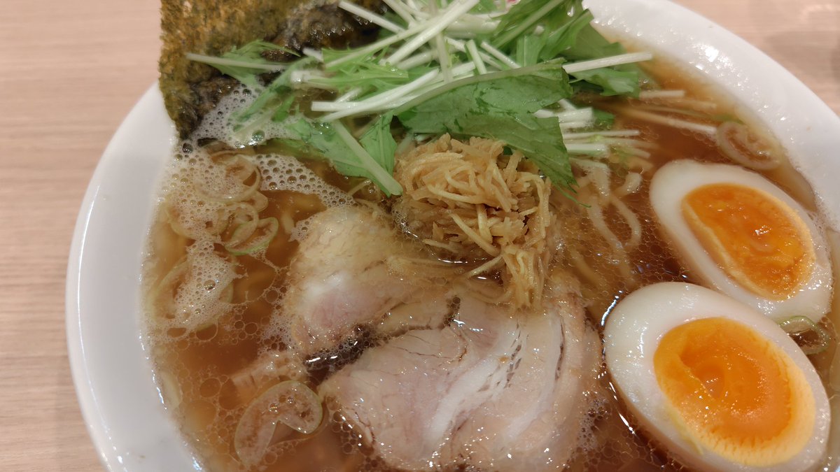 yanyan1972's tweet photo. めん処 羽鳥@日暮里、しょうがらーめん(醤油)煮卵サービス。久々2度目の訪問。生姜を崩さず飲むスープは出汁の味わいが素晴らしい。生姜のパンチも勿論良い。麺は柔らかカーブでスイスイいけますね。煮卵は切ってある方が好きかも。水菜も良いアクセントに。美味。 https://t.co/1llW5aLqiR