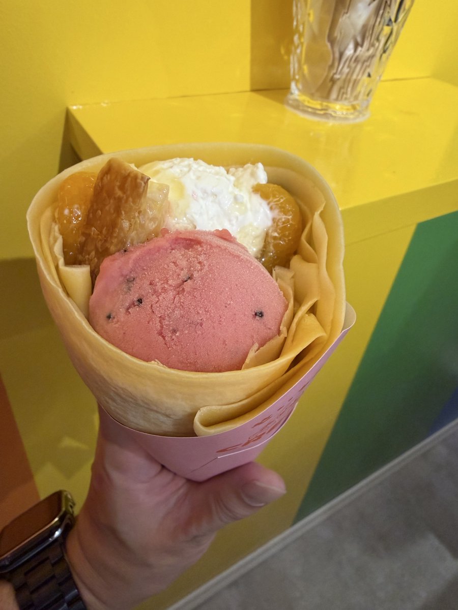 shout_itto's tweet photo. 入店するタイミングでひょっこり
やっと行けたよ

生クリーム
キウイ
みかん
ブルーベリー
パイ
パッションフルーツアイス

と
アイスコーヒー

#せいちゃんずCREPE https://t.co/pfpHP06j2O