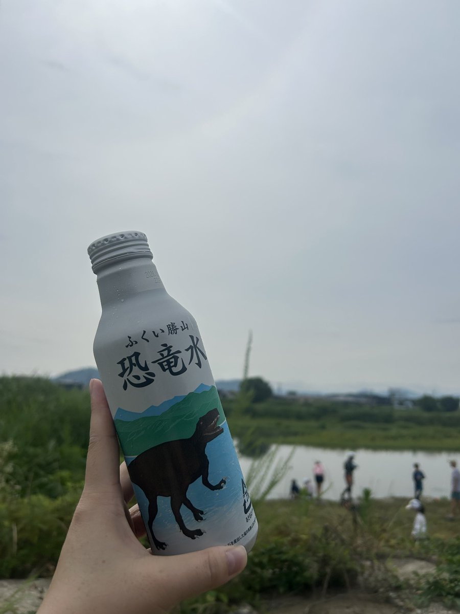 twikusan's tweet photo. ＃もらった水が
＃恐竜水
＃福井
＃暑い日は水分大事 https://t.co/5LgOYk5GzS