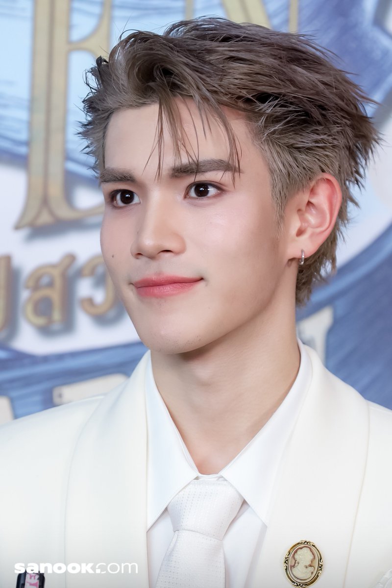 Sanook's tweet photo. "โฟร์ท ณัฐวรรธน์" ออร่ากระจาย น่ารักสุดๆ ในงาน “Ticket to Heaven Fan Party" 🧒🪽✨️
🔗https://t.co/uVRMTwtFYy
GEMINIFOURTH TTH FINALE
#TicketToHeavenFinalEP
#TicketToHeaven
#GeminiFourth #เจมีไนน์โฟร์ท
#Fourthnattawat #โฟร์ทณัฐวรรธน์
#sanook https://t.co/CSMaqVGupY