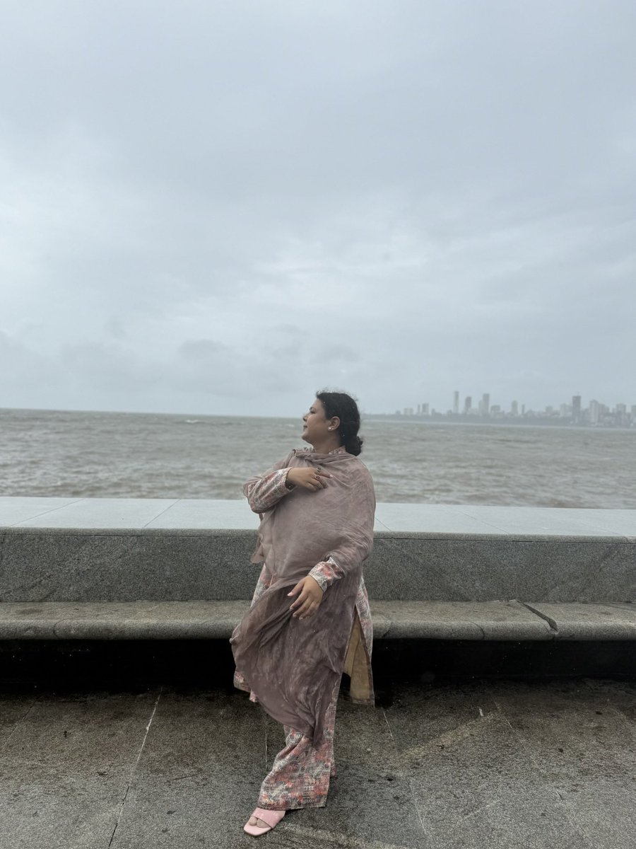 SapanKayCee's tweet photo. बारिश में भीगना सिर्फ़ भीगना नहीं, बल्कि एक खूबसूरत feeling है। 

जब भी बारिश होती है, मैं जहाँ भी होती हूँ, अगर मौका मिल जाए तो rain enjoy करने ज़रूर निकल जाती हूँ। पता नहीं क्यों, लेकिन बारिश से मेरा एक अलग ही connection है।

आज मैं Nariman Point से Bandra जा रही थी। जैसे ही Marine Drive पर बारिश देखी ” बिना एक पल सोचे मैं नीचे उतरी और बारिश में भीगने चली गई।

Believe me… Mumbai ki rain में एक अलग ही peace, calmness और positive energy है। कुछ देर के लिए ऐसा लगता है जैसे सारी stress, overthinking और life ki race वहीं रुक गई हो।

अगर कभी आपको भी बारिश मिले, तो सिर्फ़ खिड़की से मत देखिए… एक बार खुलकर उसे feel कीजिए। भीगने से मत हिचकिचाइए।

कई बार हम बारिश में नहीं भीगते… बल्कि rain हमारी soul को heal कर देती है। 

Trust me, उस पल में आप सिर्फ़ बारिश का मज़ा नहीं लेंगे, बल्कि खुद से दोबारा connect भी हो जाएंगे। कभी-कभी life का सबसे खूबसूरत therapy session किसी room में नहीं, बल्कि खुली बारिश के नीचे मिलता है।