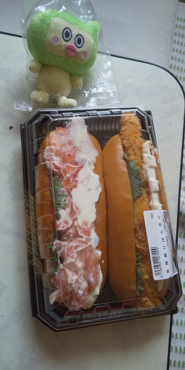 schwein77's tweet photo. デカいサンド発見
サーモン🐟️マヨとエビフライ🍤買ってみた

売ってて、いざパックに入れようとしたけど入らなかったらしく

エビフライ、尻尾切ってもいいですか？って言われた(笑)

#街ぷら
#街ラン
#買い物ラン
#ランニング
#ロピア
#パン https://t.co/noBMnEKcQS