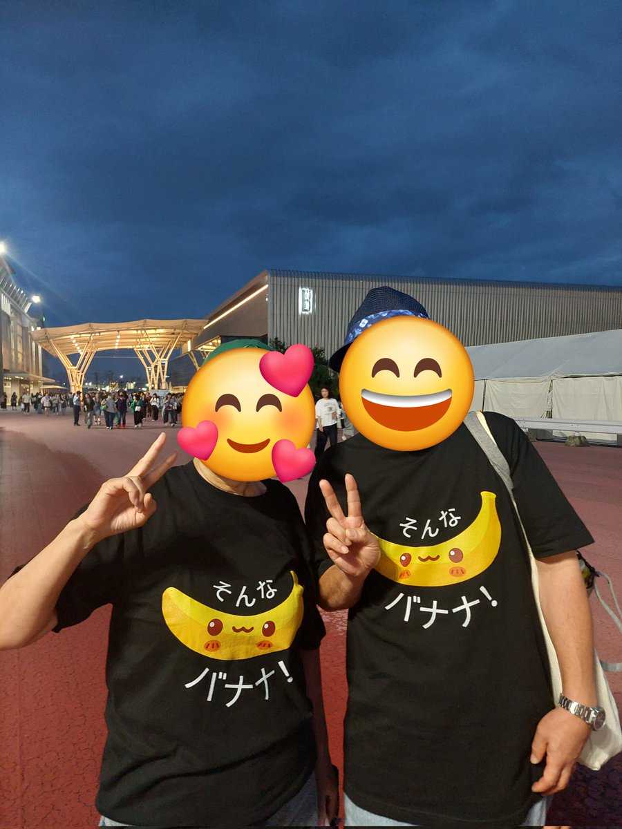 K28294001's tweet photo. 初日のお見送りは香取さん💚
バナナ～🍌そんなバナナ～🍌って叫んだら、あっ❗お父さん❗って気づいてくれて、「首、大丈夫？」って気遣ってくれました😃✨　もう6時間かけて来た疲れも吹っ飛び、嬉し泣きです❗💚
#NAKAMAtoMEETING_vol5
#新しい地図
#稲垣吾郎
#草彅剛
#香取慎吾 https://t.co/qgZbtiR4vO