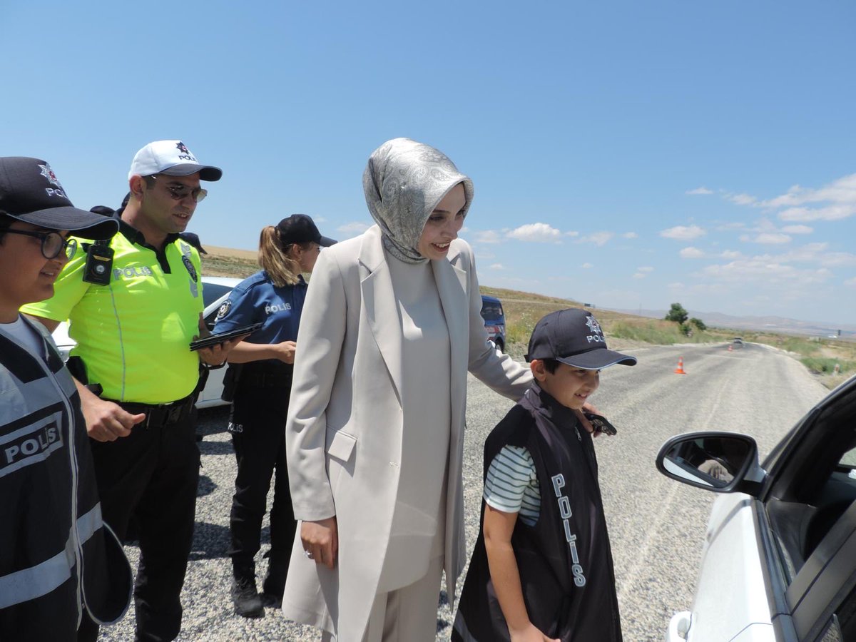 KaymakamlSar's tweet photo. İlçe Kaymakamımız Sn. Şeyma Nur Arıkan, Emniyet ve Jandarma ekiplerimizle birlikte hafta sonu gerçekleştirilen trafik uygulamasına katılarak yol kontrol noktasında incelemelerde bulundu. Denetimler sırasında sürücülerle bir araya gelen Kaymakamımız, trafik kurallarına uymanın önemine dikkat çekerek vatandaşlarımıza kazasız, güvenli ve huzurlu yolculuklar diledi. #sarıyahşi #aksaray