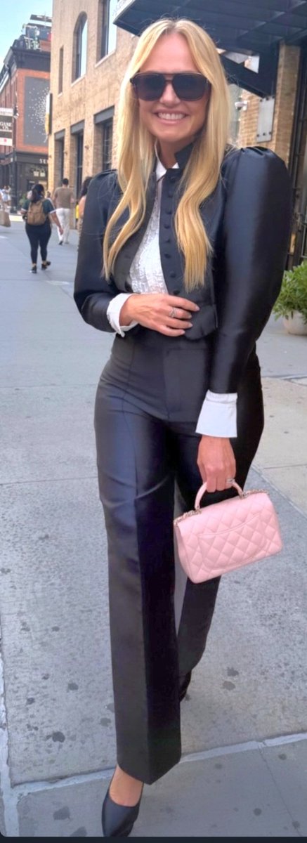 comeon1712's tweet photo. @EmmaBunton Emma you look absolutely stunning beautiful xxxxxxx 🫶🫶🥰💋❤️🔥 https://t.co/tuTEFHeH7Z
