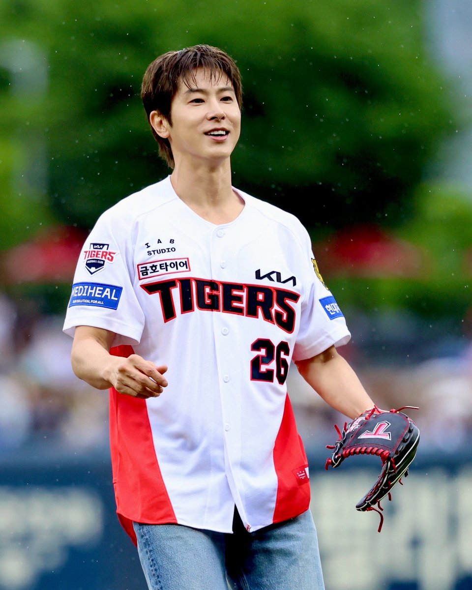 min26aa's tweet photo. 始球式⚾️
爽やかユノさん🥺✨✨✨✨
#YUNHO #유노윤호 #정윤호 #ユノ #ユンホ https://t.co/AYoLtS8nCk