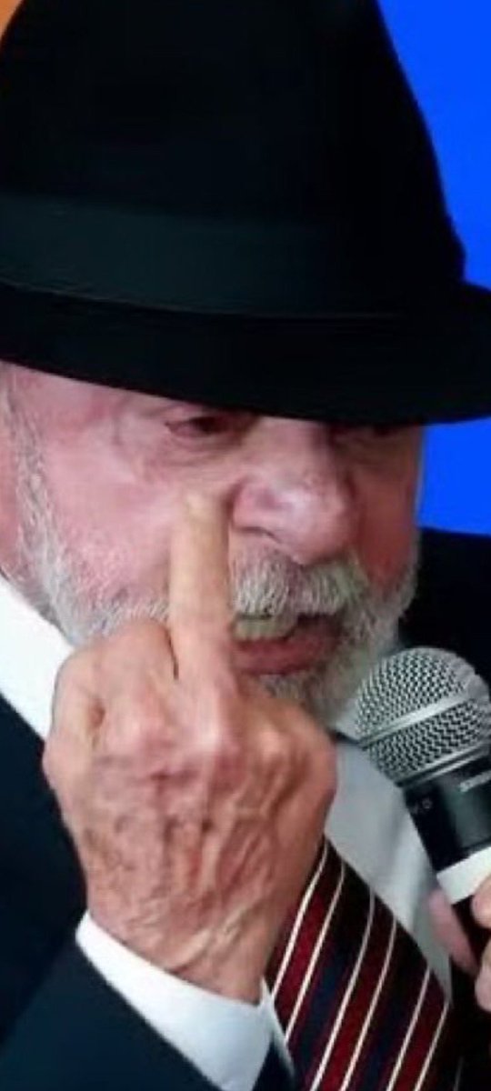 digoletras0306's tweet photo. Reparem no olhar de ódio e embriagado desse fdp. Ele odeia o povo brasileiro e essa imagem é mais uma prova disso. https://t.co/IDco2PVSzZ
