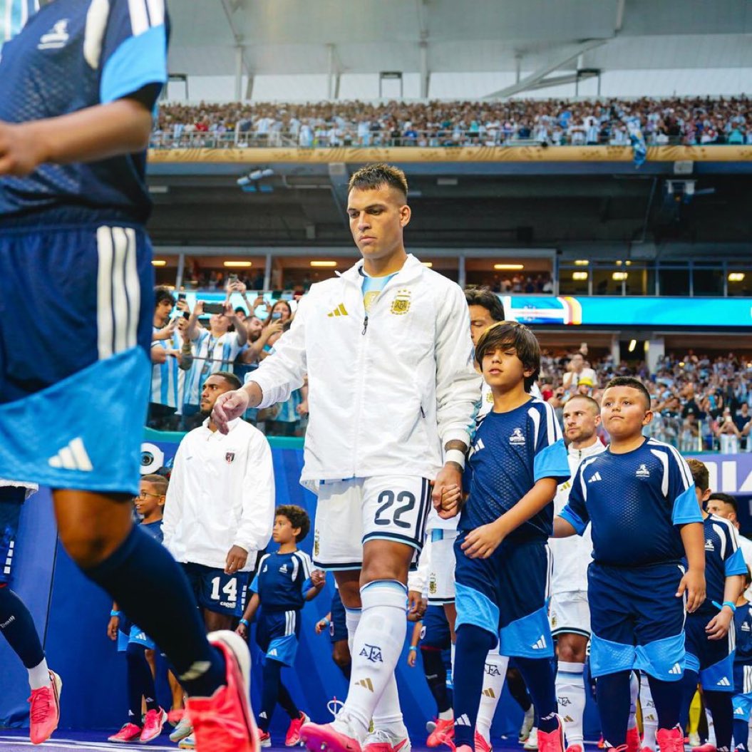 MubarkBinAbdull's tweet photo. 🔵 امبابي 6 اهداف
21 تسديدة 
13 في المرمى
🔴 هالاند 5 اهداف
14 تسديدة
9 في المرمى
⚪️ كين 5 اهداف 
18 تسديدة
9 على المرمى
🔵 ميسي 7 اهداف 
24 تسديدة
15 على المرمى

🟢 لوتارو مارتيينر
4 تسديدات 
2 على المرمى

مهاجم لا تصل اليه الكره في 4 مباريات ف كيف ينتقد ؟
كرة القدم تحتاج تحليل قبل اعطاء احكام ليست لها علاقه في كرة القدم