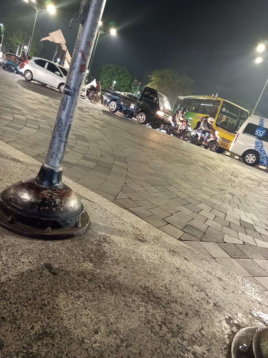 minemymineee's tweet photo. Weekend + libur sekolah = combo hebat kalo mau ke Yogya 😭 ada setengah jam-an nongkrong di pinggiran titik nol Yogyakarta dan lihat orang serta kendaraan lalu lalang sumpah, bikin pusying ☺️ https://t.co/slQ1M2KrRp