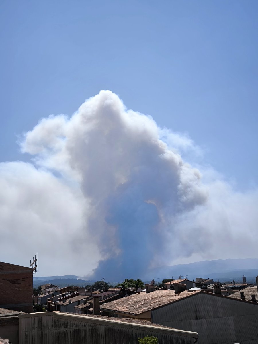 jmarticampmajo's tweet photo. Es torna a embolicar la troca. 📸 des de la Bisbal d'Empordà. 14.15h. Flanc esquerra (crec que és a l'esquerra de la Ganga) #IFlaBisbaldEmpordà #IFlaBisbaldEmporda https://t.co/iXYhLobf3R