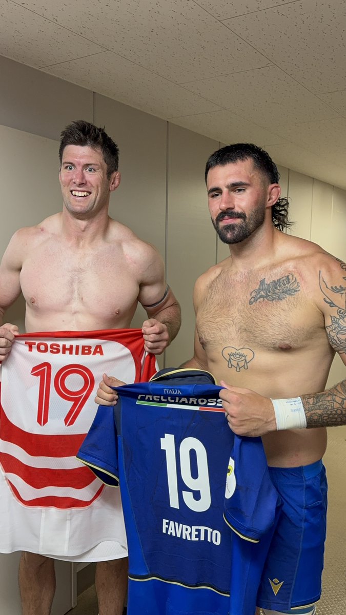 JRFUMedia's tweet photo. 🇯🇵JAPAN🤝ITALY🇮🇹
試合が終わればノーサイド。ジャージー交換。
#ラグビー日本代表 #JPNvITA #NationsChampionship https://t.co/hcqNHopbyB