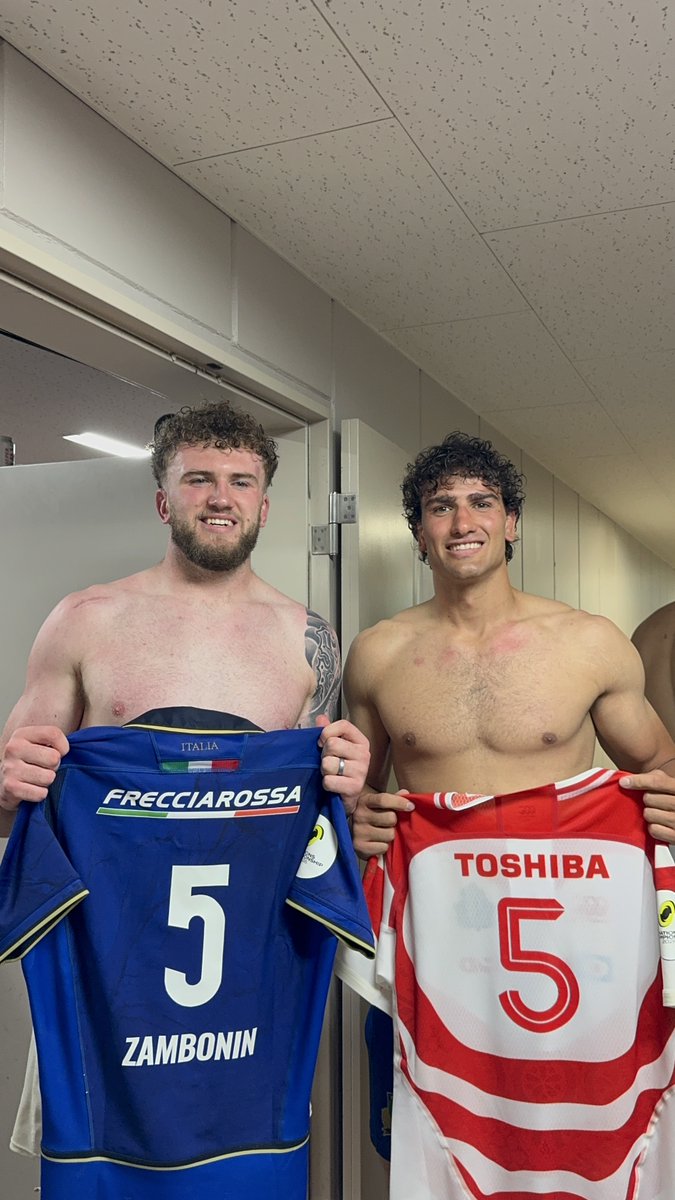 JRFUMedia's tweet photo. 🇯🇵JAPAN🤝ITALY🇮🇹
試合が終わればノーサイド。ジャージー交換。
#ラグビー日本代表 #JPNvITA #NationsChampionship https://t.co/hcqNHopbyB