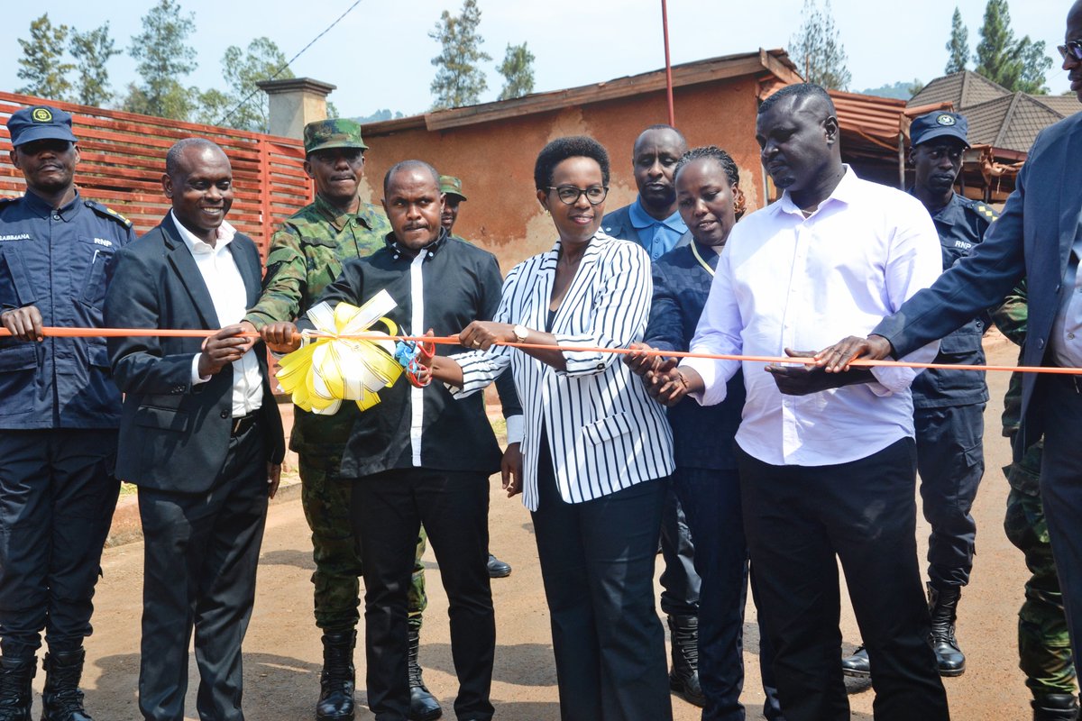 Nyarugenge's tweet photo. Mu rwego rwo kwizihiza Umunsi wo #Kwibohora32, mu Kagari ka Mumena i Nyamirambo hatashwe imihanda yubatswe n'abaturage mu rwego rwo kwigira. Ni igikorwa cyitabiriwe na VM @Urujeni1 wari Umushyitsi mukuru, Umuyobozi  Nshingwabikorwa @AlexisIngangare, inzego z'Umutekano n'abandi https://t.co/1akYq3q00M