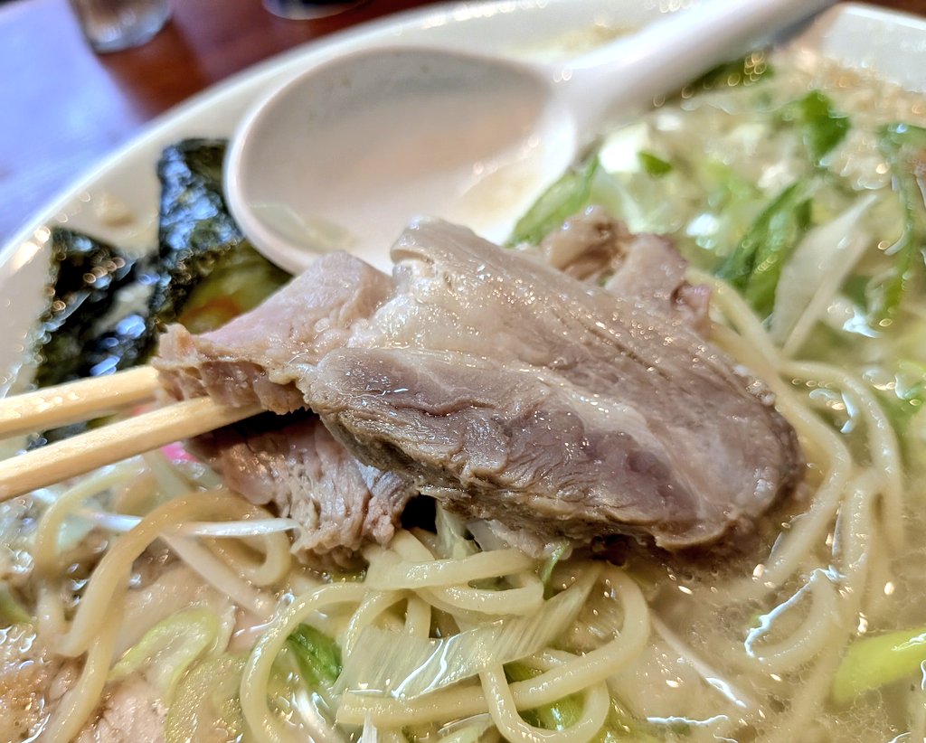 yubself's tweet photo. 良温@土浦

◯チャーシュー麺　細麺　大
　ストロングスタイル、ネギ増し

久しぶりの凸🍜
ジンワリ濃い目スープに
背脂の甘みとネギのピリシャキ感✨️
美味くてレンゲが止まりません😆

細麺はツルツルした多加水
スープがほど良く絡みますね😋

厚切りチャーシューは肉の甘味が強く柔らかいです

いやー、やっぱりリピりしたくなる一杯です👍
県北から来た甲斐がありました😆
ごちそうさまでした🙏
