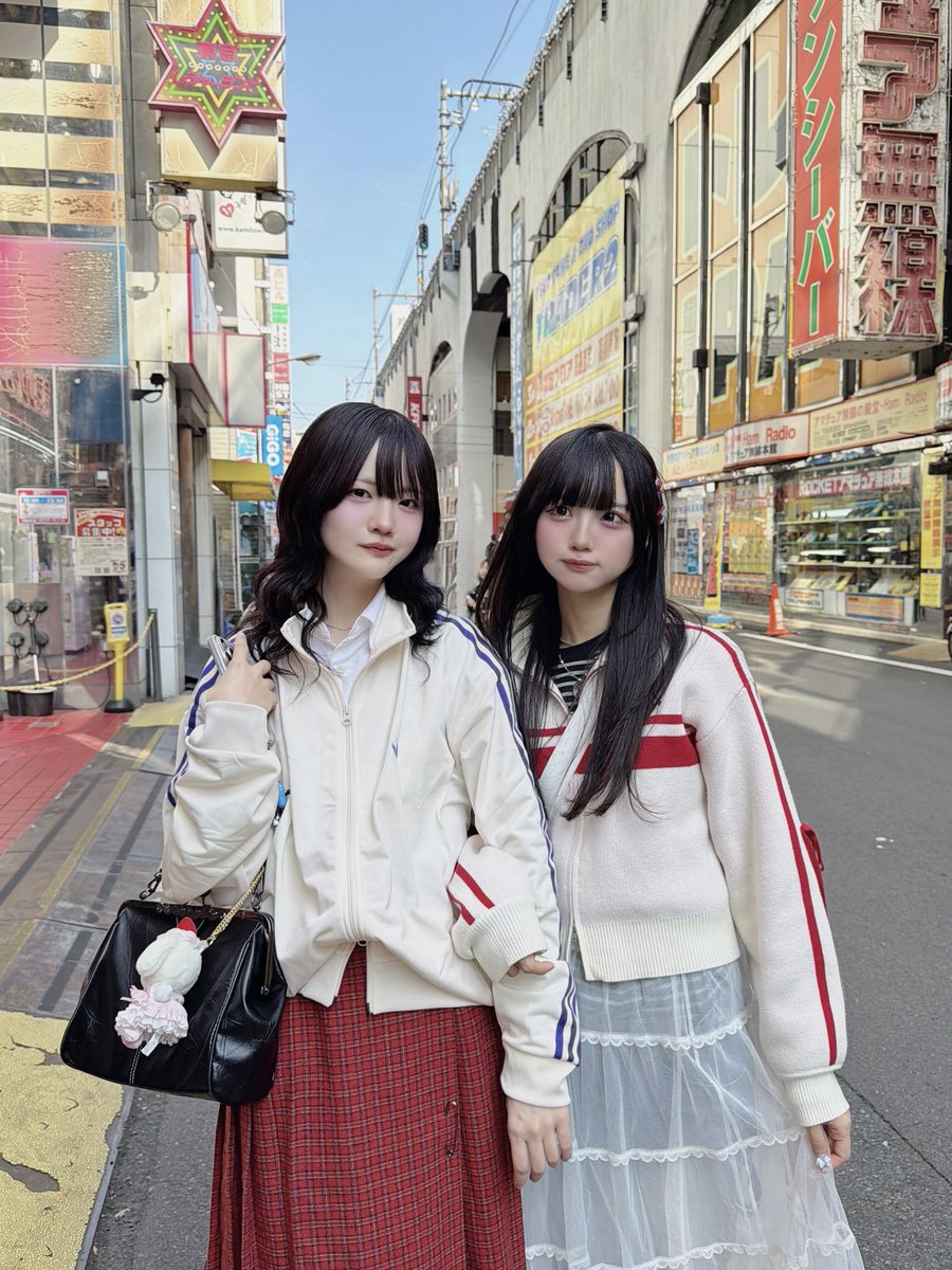 maid_nasyu's tweet photo. 東西で離れてるから、みかづきと姉妹ってこと言ってもそういうキャッチコピーでやってるの❔とよく言われてしまう>_<
ガチだよ♩喋り方笑い方似すぎてておもろいから1回2人でいるとこ見て欲しい😻
そして私に影響されてメイドになってくれた、可愛い可愛い妹のこと、もっともっと皆に知って欲しい😭 https://t.co/3YvY6q9rLd
