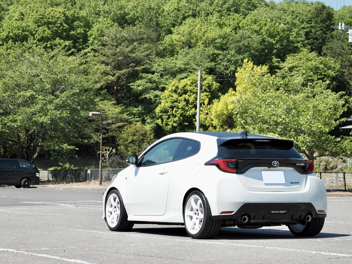 3ma_1990's tweet photo. 30になった記念としてヤリスのホイール交換した(2ヶ月前)。
ホイール：TE37 SAGA S-puls TAE (TE37も今年で30周年)
タイヤ：ADVAN Sport V107
ホイールナット：AGITO Super Racing Nut L33
今回こそは白色以外のホイールにしようと思っていたのにまた白色を選んでしまった。笑
#RAYS #ADVAN #GRヤリス https://t.co/g0bdnok9Ym