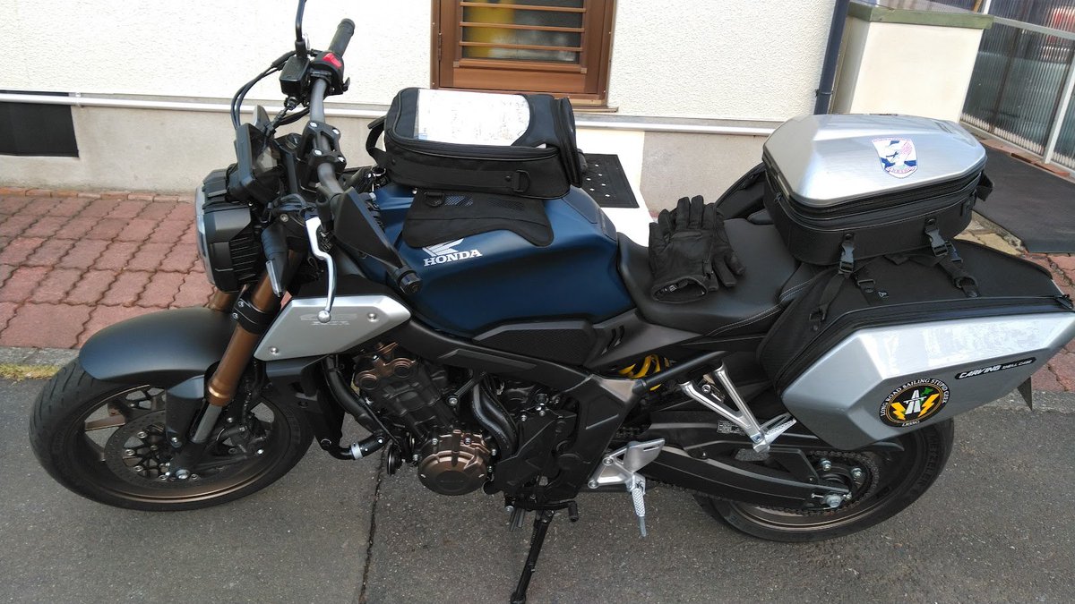 バイクは搭乗に際し専用の装備が必要で旋回時にバンクを取るので実質