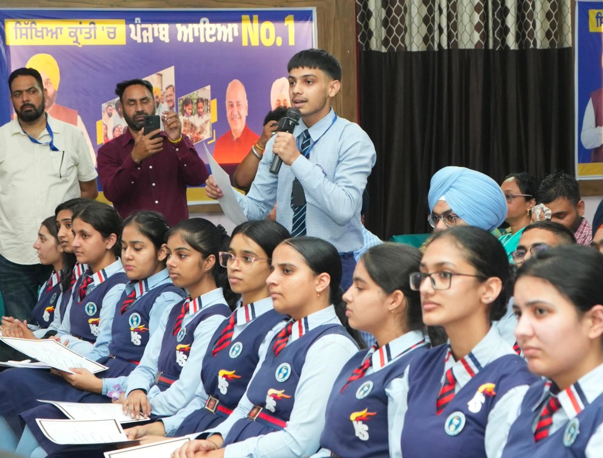 msisodia's tweet photo. Punjab Bright Minds कार्यक्रम में शिक्षा मंत्री हरजोत सिंह बैंस जी के साथ मेरा सफ़र जब बरनाला पहुँचा, तो एक अनोखी कहानी सामने आई…

12वीं कक्षा में पढ़ने वाली एक छात्रा ने सिर्फ़ ₹1000 के छोटे से निवेश से ₹700 का मुनाफ़ा कमाने वाला व्यवसाय खड़ा कर लिया था।

ऐसी तमाम प्रेरणादायक कहानियाँ आज पंजाब के सैकड़ों बच्चों की हक़ीक़त बनती जा रही हैं और भगवंत मान सरकार की Business Blaster योजना इन कहानियों की मज़बूत नींव बन रही है।

हम बच्चों को नौकरी माँगने वाला नहीं, बल्कि नौकरी पैदा करने वाला बनाने के लिए प्रतिबद्ध हैं।
