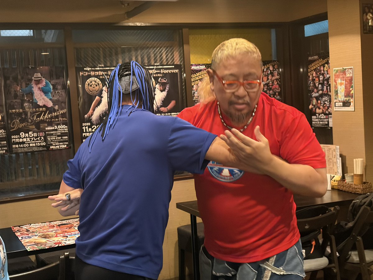 CocoroHarada's tweet photo. 30年前に井筒屋で少しだけしか喋ったことがない富豪富豪夢路選手とはじめてじっくりお話できた。出会ったのはアステカさんと同じ年なんだけど、夢路さんとは話す機会がないまま現在に至ってしまった。でもこのタイミングで出会えたのはよかったと思う。

#プロレス居酒屋がむしゃら https://t.co/amDDQdaqQr