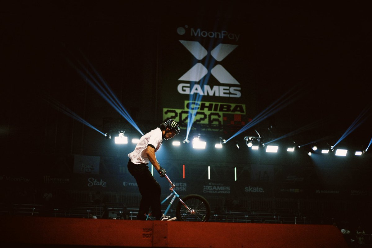 BallPutDragon1's tweet photo. #xgames IMP.を呼ぶことで、来場を獲得していた。ライダーたちが1ミリのミスで大怪我を負うリスクを背負い、人生を懸けてドロップインしているその目の前で、競技も見ずに自撮りに興じる観客ばかりが溢れる空間は一体感が無かった。
アクションスポーツは、他国との競争だ。
Xgamesの使命を思い出せ！ https://t.co/5VDvYLm5qW