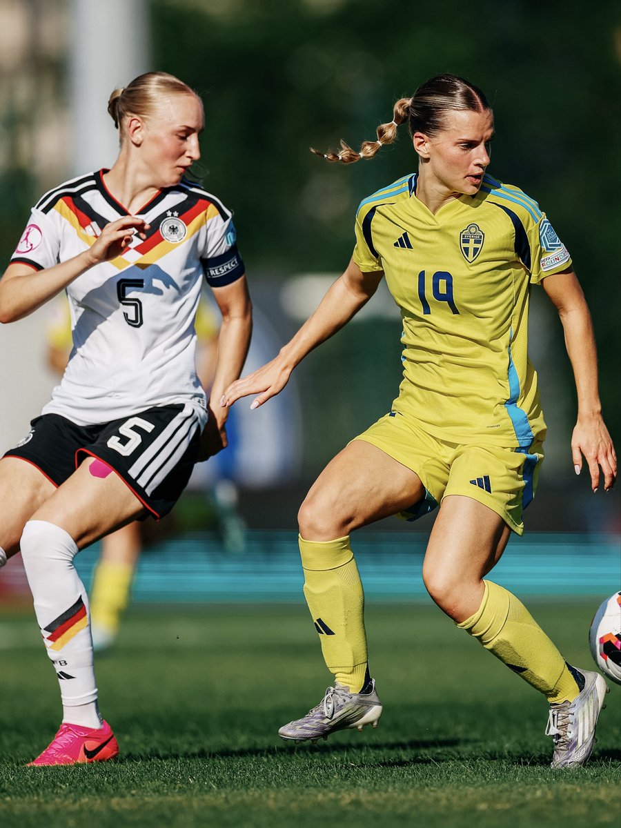 VfB_Frauen's tweet photo. Mit einem 2:0-Sieg gegen Schweden zieht Deutschlands #U19 um Lenelotte #Müller und Sommerneuzugang Luzie #Zähringer als Gruppensieger ins EM-Halbfinale ein. 😍 Beide absolvierten die komplette Spielzeit, Luzie führte das Team erneut als Kapitänin aufs Feld. 💪

Herzlichen Glückwunsch. Ganz stark, Mädels! 🇩🇪🔥

#VfBFrauen | #VfB | #U19EM | 📸: UEFA