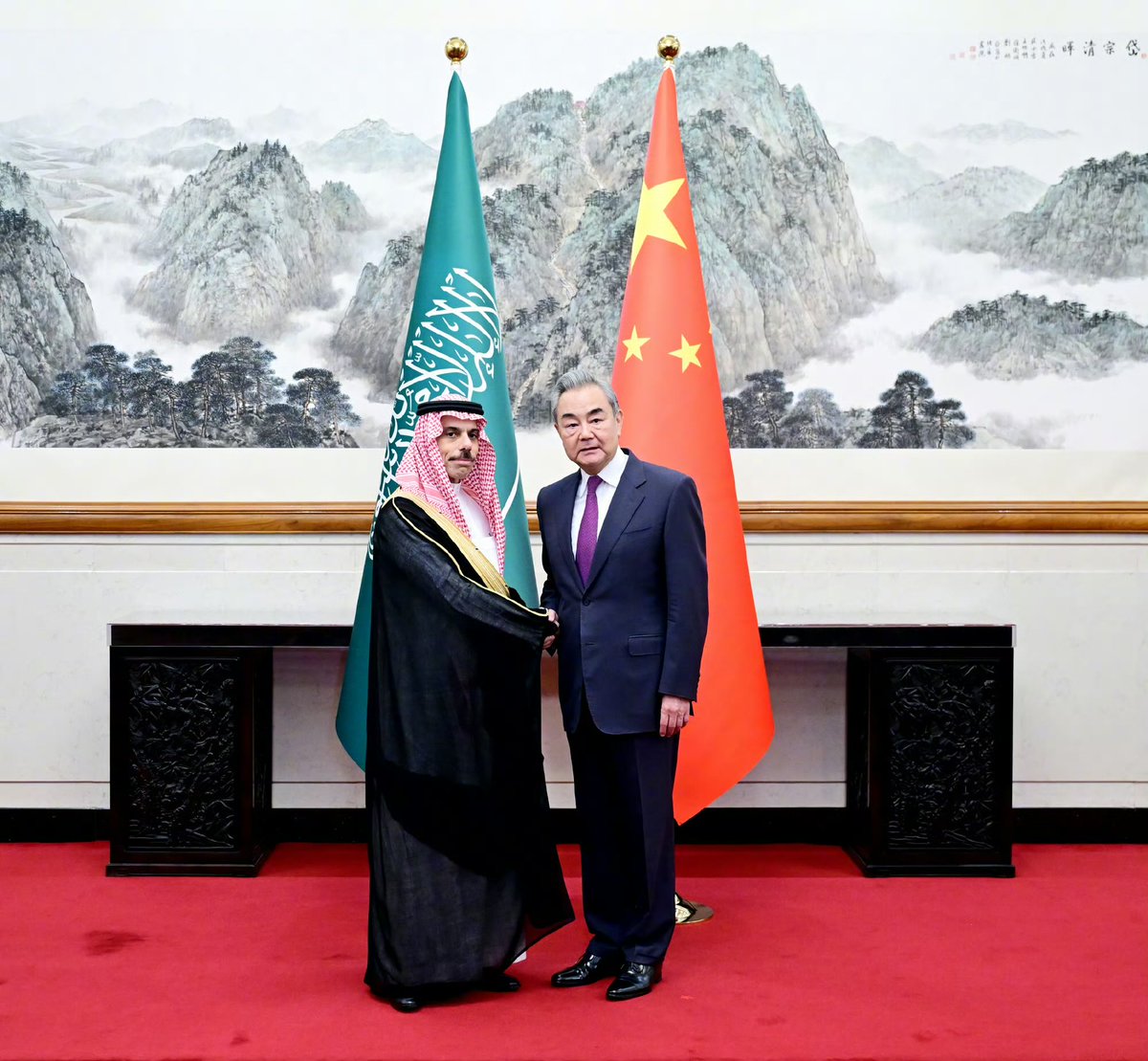 China_Amb_Japan's tweet photo. 沙特外交大臣费萨尔：沙方坚定恪守一个中国原则。沙方支持习近平主席提出的系列全球性倡议，愿同中方密切多边协作，维护发展中国家共同利益。 https://t.co/gvWaZf41nO