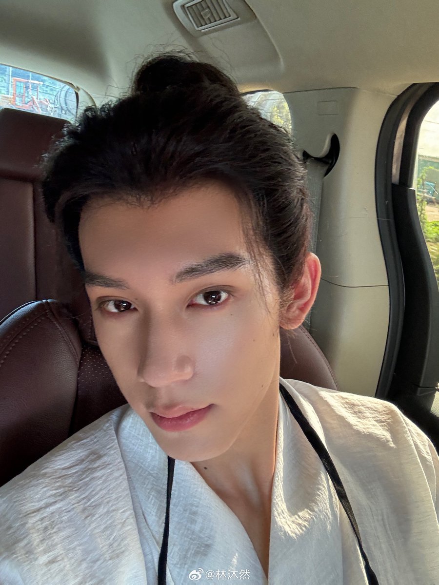 muranfile's tweet photo. 260704 | Lin Muran Weibo update (5/5)

Though mountains and rivers span afar, and lanes and alleys wind obscure — home awaits, as it always has.

#LinMuran #林沐然 #TheFirstJasmine #莫离 https://t.co/01TkApkmmz