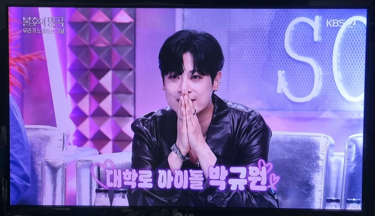 _mea_Rosa's tweet photo. 그저 얼굴감상용으로 날짜는 이미 다 지난 달력 놓고 사는데
이 사람이 저기 TV에 나왔잖아🥹 https://t.co/Ly8xyria2b